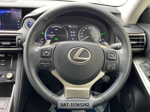 Lexus IS 2017-11 300089-8