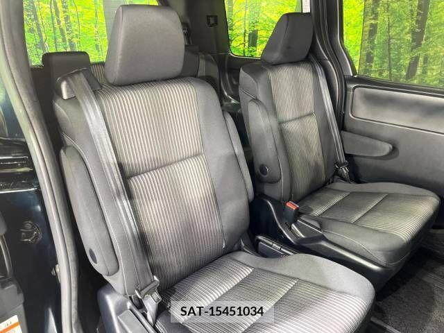 Toyota VOXY 2018-03 377976-9
