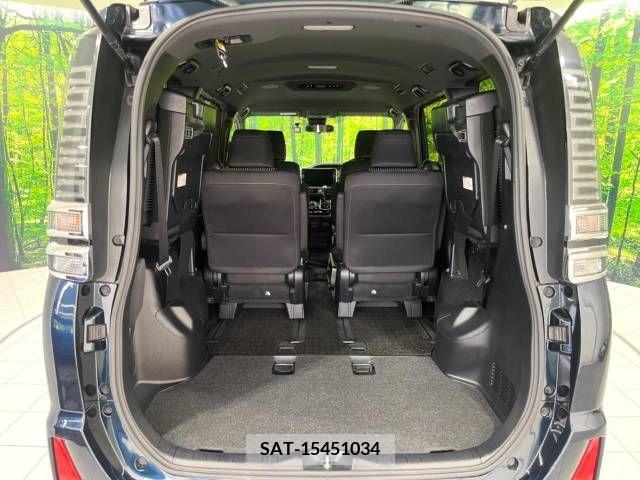 Toyota VOXY 2018-03 377976-11