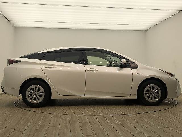 Toyota PRIUS 2017-06 17379-17