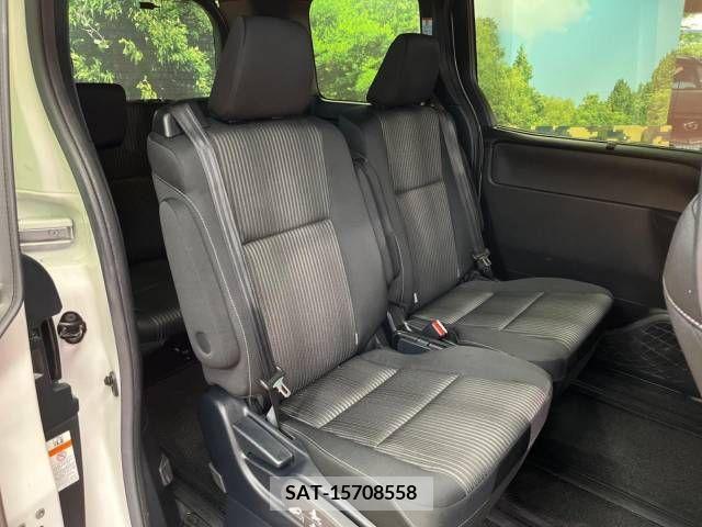 Toyota VOXY 2019-07 379404-11
