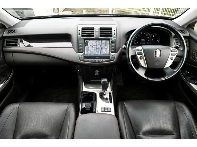 Toyota CROWN SEDAN 2011-04 10950-1