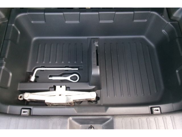 Nissan JUKE 2012-08 1050-26