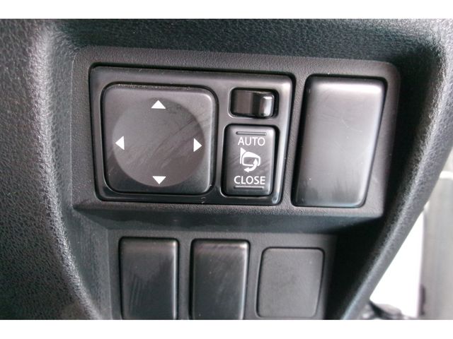 Nissan JUKE 2012-08 1050-19