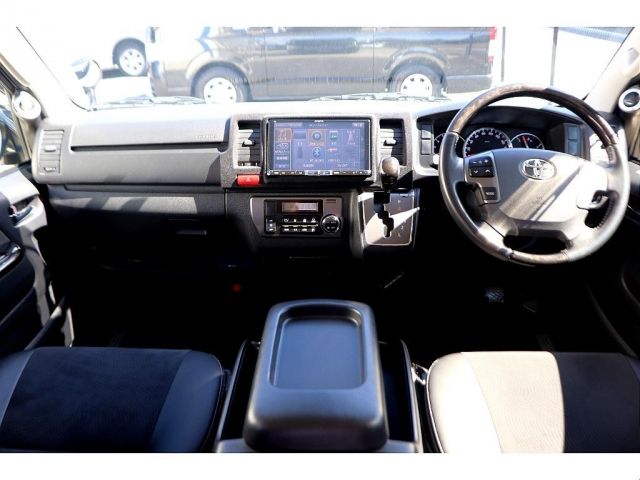 Toyota HIACE VAN 2017-01 8833-1