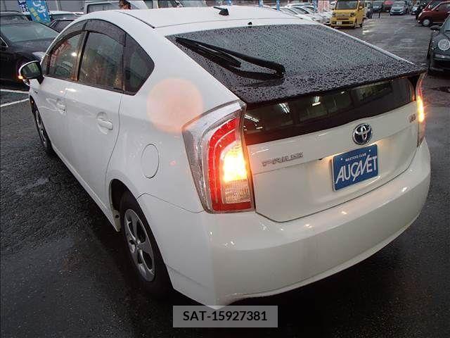 Toyota PRIUS 2015-03 211309-2
