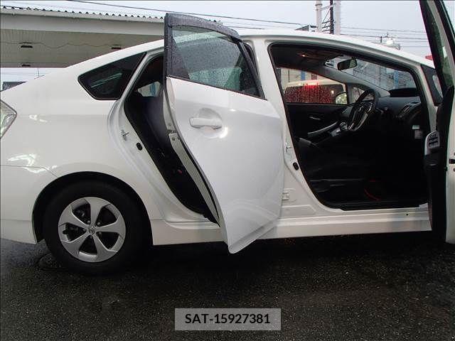 Toyota PRIUS 2015-03 211309-5