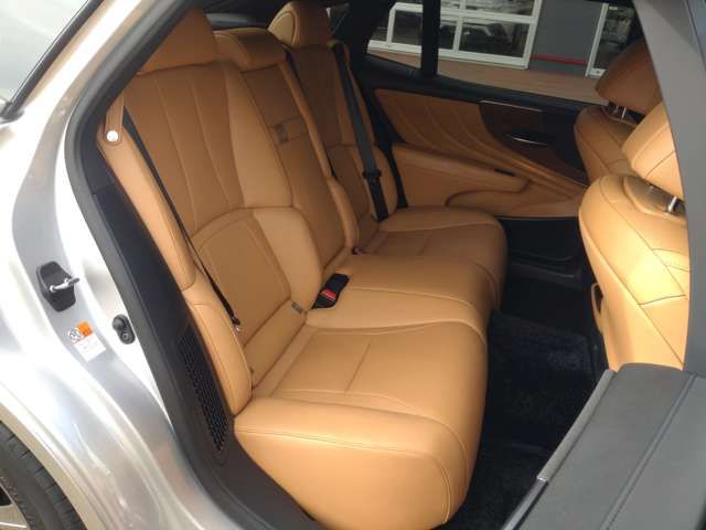 Lexus LS 2021-03 70-5