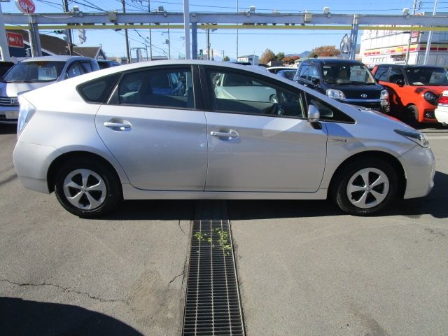 Toyota PRIUS 2016-01 185603-4