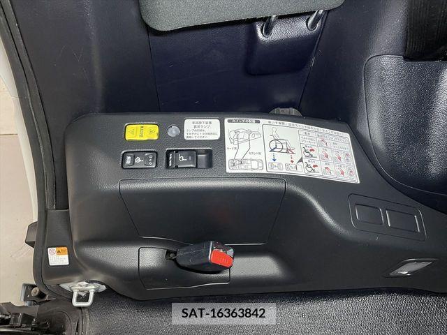 Toyota VOXY 2019-06 348685-15