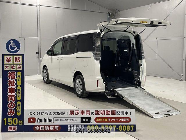 Toyota VOXY 2019-06 348685-0