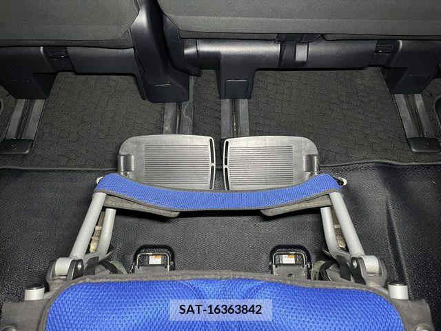 Toyota VOXY 2019-06 348685-10