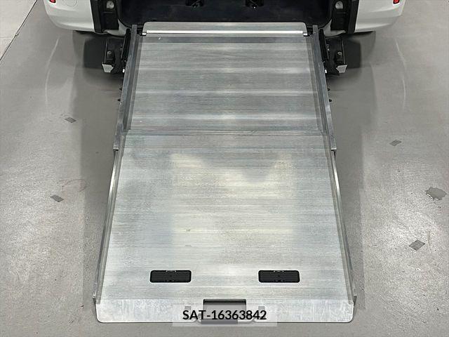 Toyota VOXY 2019-06 348685-4