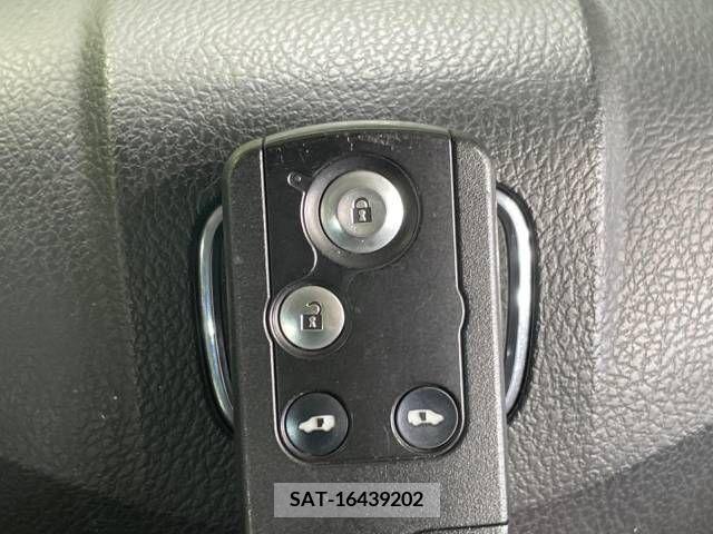 Honda e 2010-06 377756-6