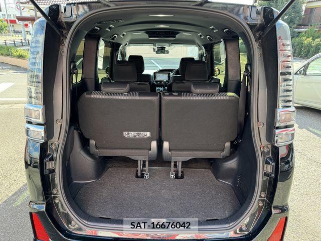 Toyota VOXY 2018-01 370301-28