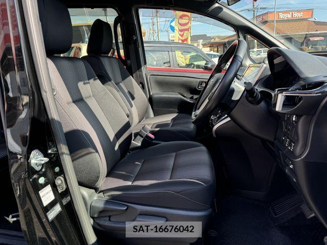 Toyota VOXY 2018-01 370301-23