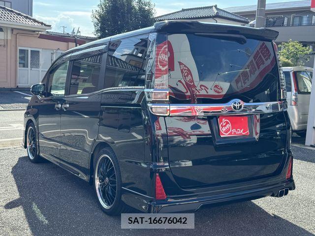 Toyota VOXY 2018-01 370301-6