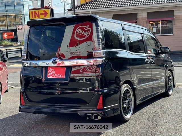 Toyota VOXY 2018-01 370301-4
