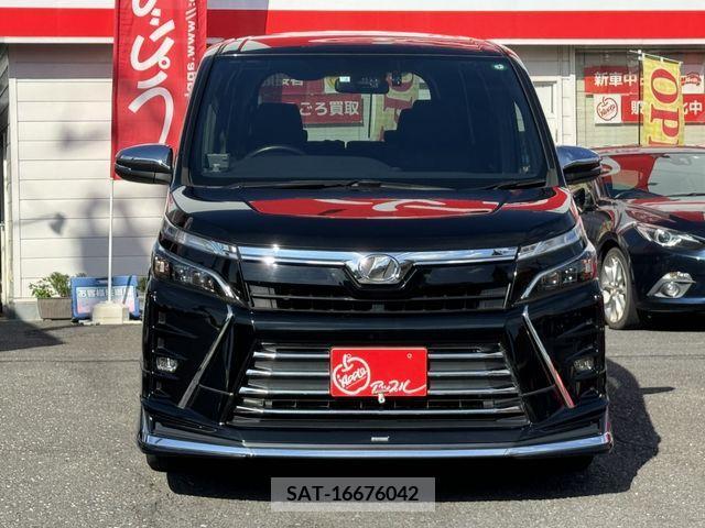 Toyota VOXY 2018-01 370301-1