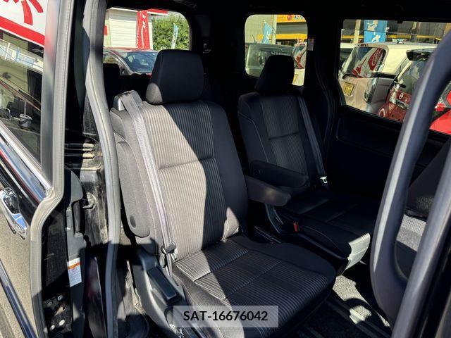 Toyota VOXY 2018-01 370301-25