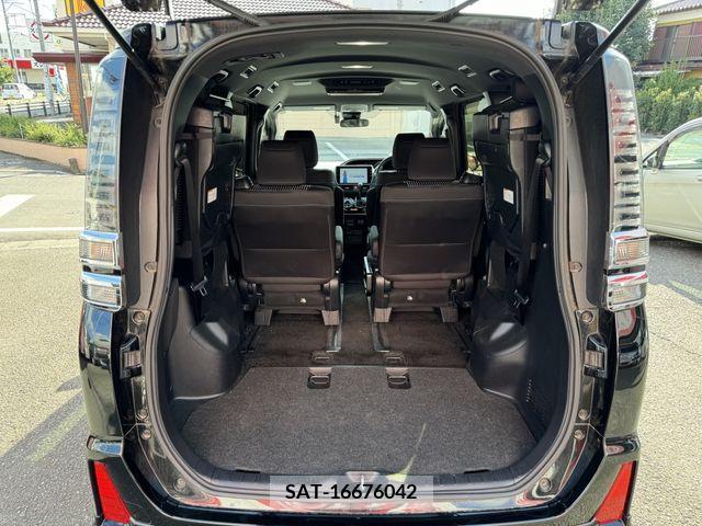 Toyota VOXY 2018-01 370301-29