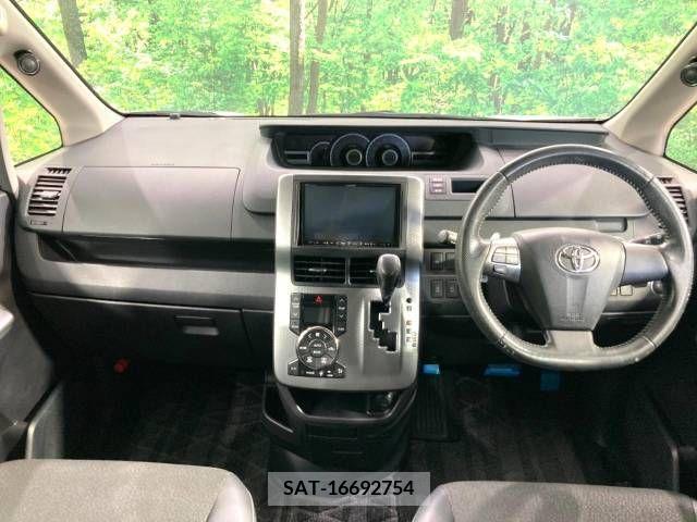 Toyota VOXY 2013-07 370380-1