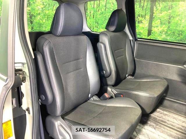 Toyota VOXY 2013-07 370380-9