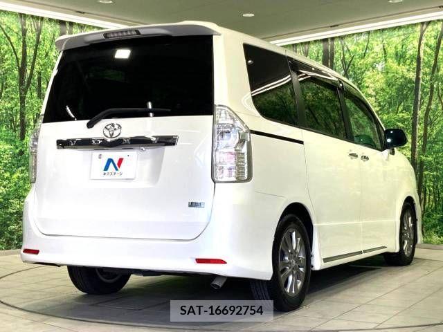 Toyota VOXY 2013-07 370380-18