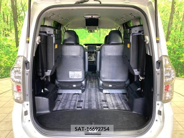 Toyota VOXY 2013-07 370380-11