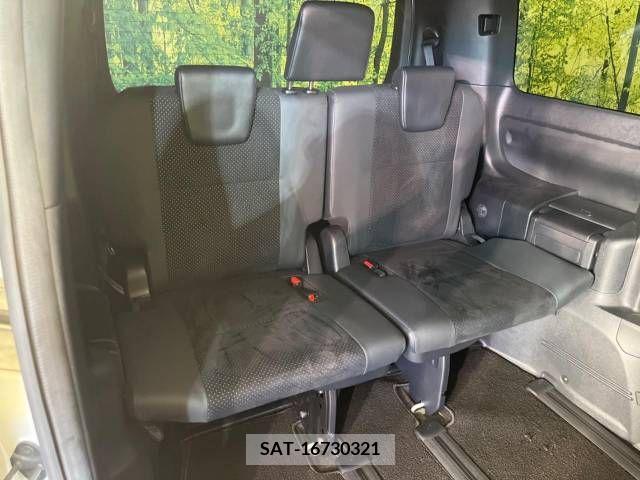 Toyota VOXY 2021-12 370299-10