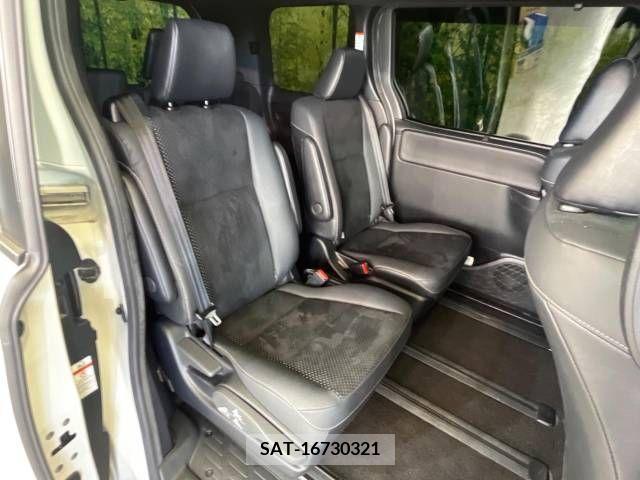 Toyota VOXY 2021-12 370299-9