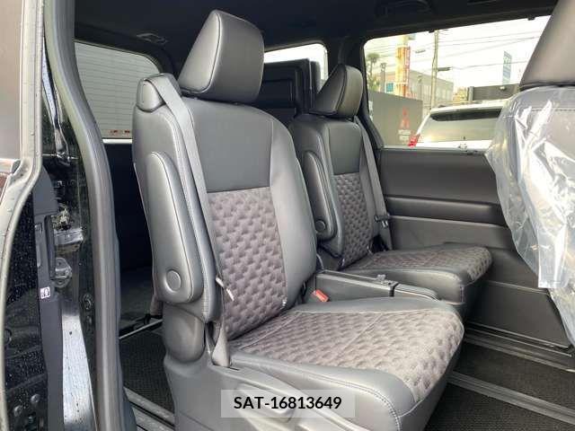 Toyota VOXY 2023-10 313592-4