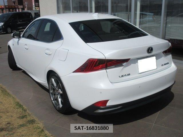 Lexus IS 2018-06 231162-2