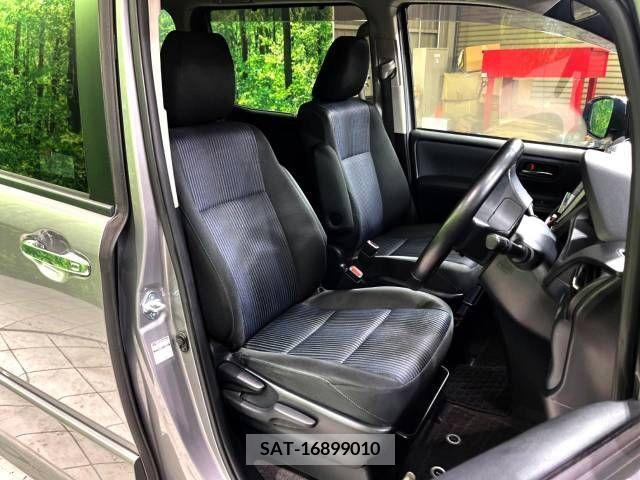Toyota VOXY 2015-10 370371-12
