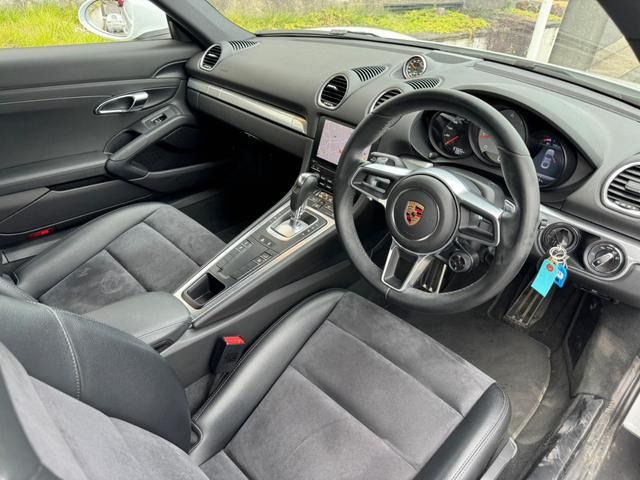 Porsche CAYMAN 2017-04 14902-1