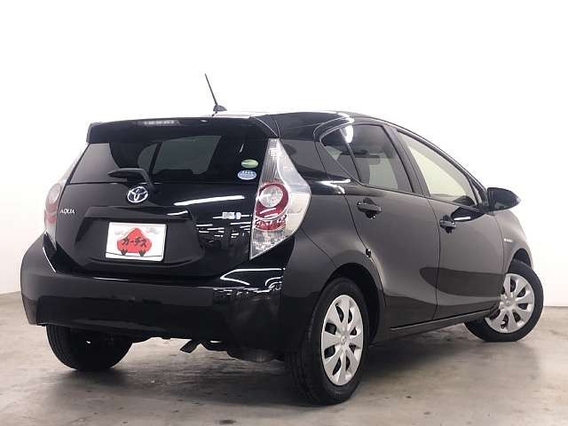 Toyota AQUA 2013-08 182443-2