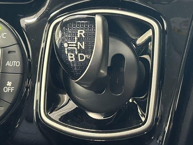 Toyota VOXY HYBRID 2016-08 193264-27