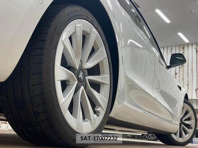 Tesla MODEL 3 2021-12 325817-19