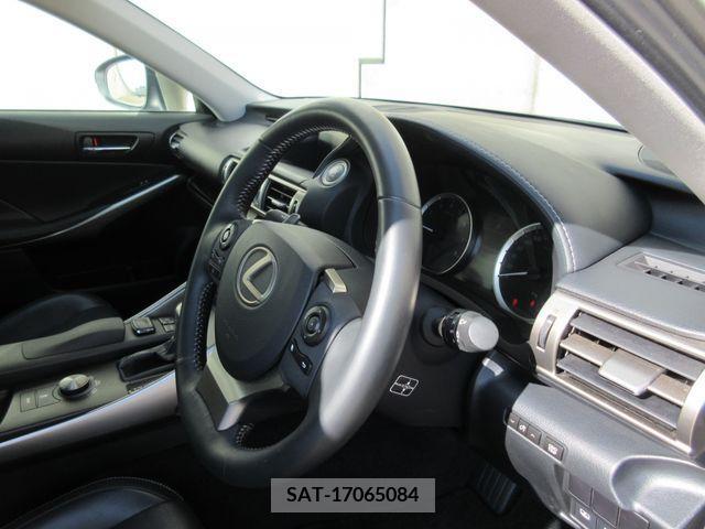 Lexus IS 2014-07 208657-1