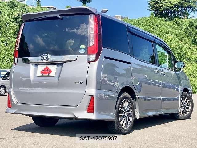 Toyota NOAH 2017-06 365143-2