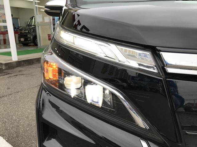 Toyota VOXY HYBRID 2019-06 184056-3