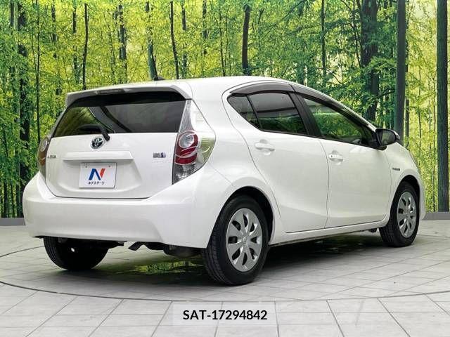 Toyota AQUA 2013-06 395664-17