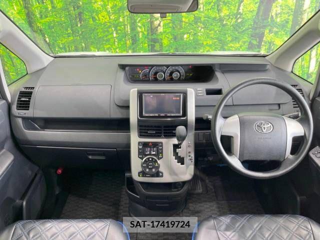 Toyota VOXY 2013-02 370437-1