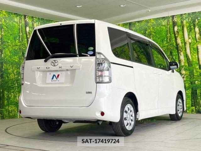 Toyota VOXY 2013-02 370437-18