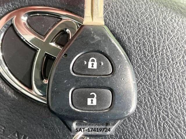 Toyota VOXY 2013-02 370437-4