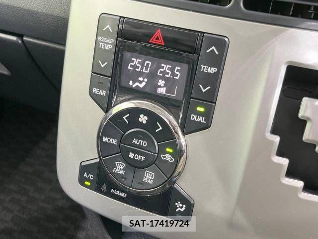Toyota VOXY 2013-02 370437-3