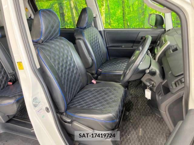 Toyota VOXY 2013-02 370437-9
