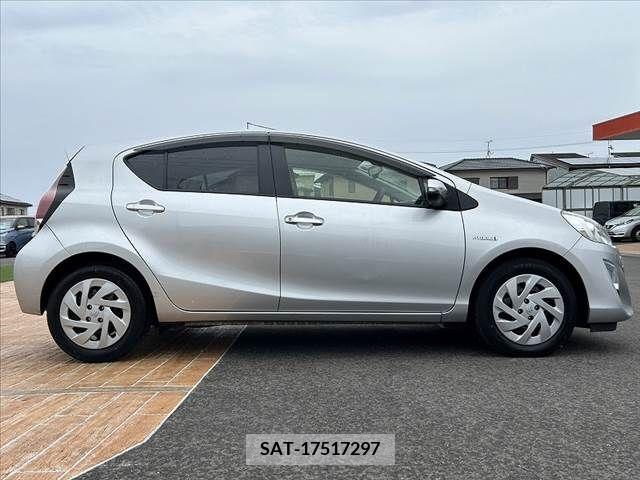Toyota AQUA 2017-03 260477-11