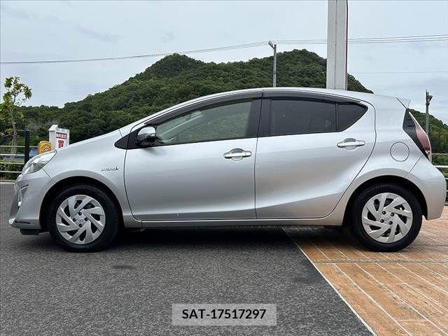 Toyota AQUA 2017-03 260477-10