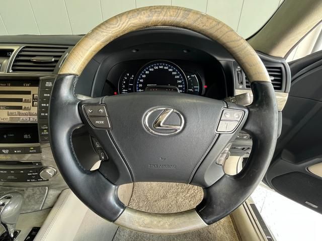 Lexus LS 2011-03 184668-9